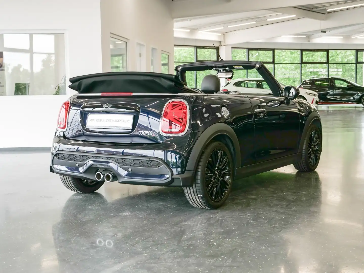 MINI Cooper S Cabrio Cooper S Classic Trim Aut Nav LED RFK+PDC Komfzg Schwarz - 2