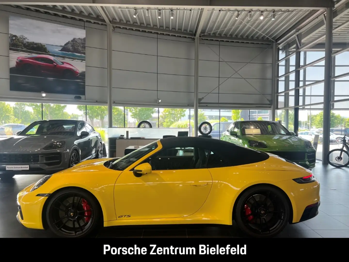 Porsche 992 911 Carrera 4 GTS Cabrio HA-Lenkung LED BOSE Gelb - 2