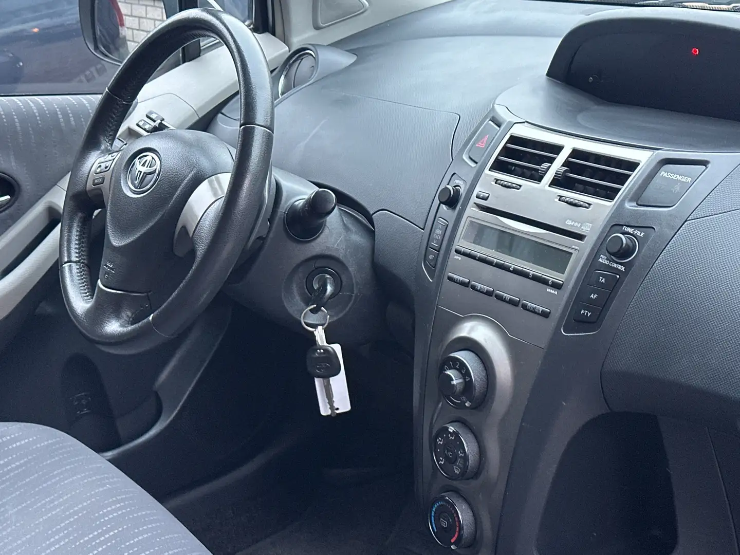 Toyota Yaris 1.3 VVTi Aspiration Airco - 5deurs - Automaat - Ni Grau - 2