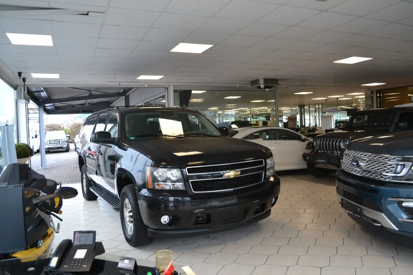 Chevrolet Suburban 2500 LT  6,0V8   AWD - 7-Sitzer Negro - 1