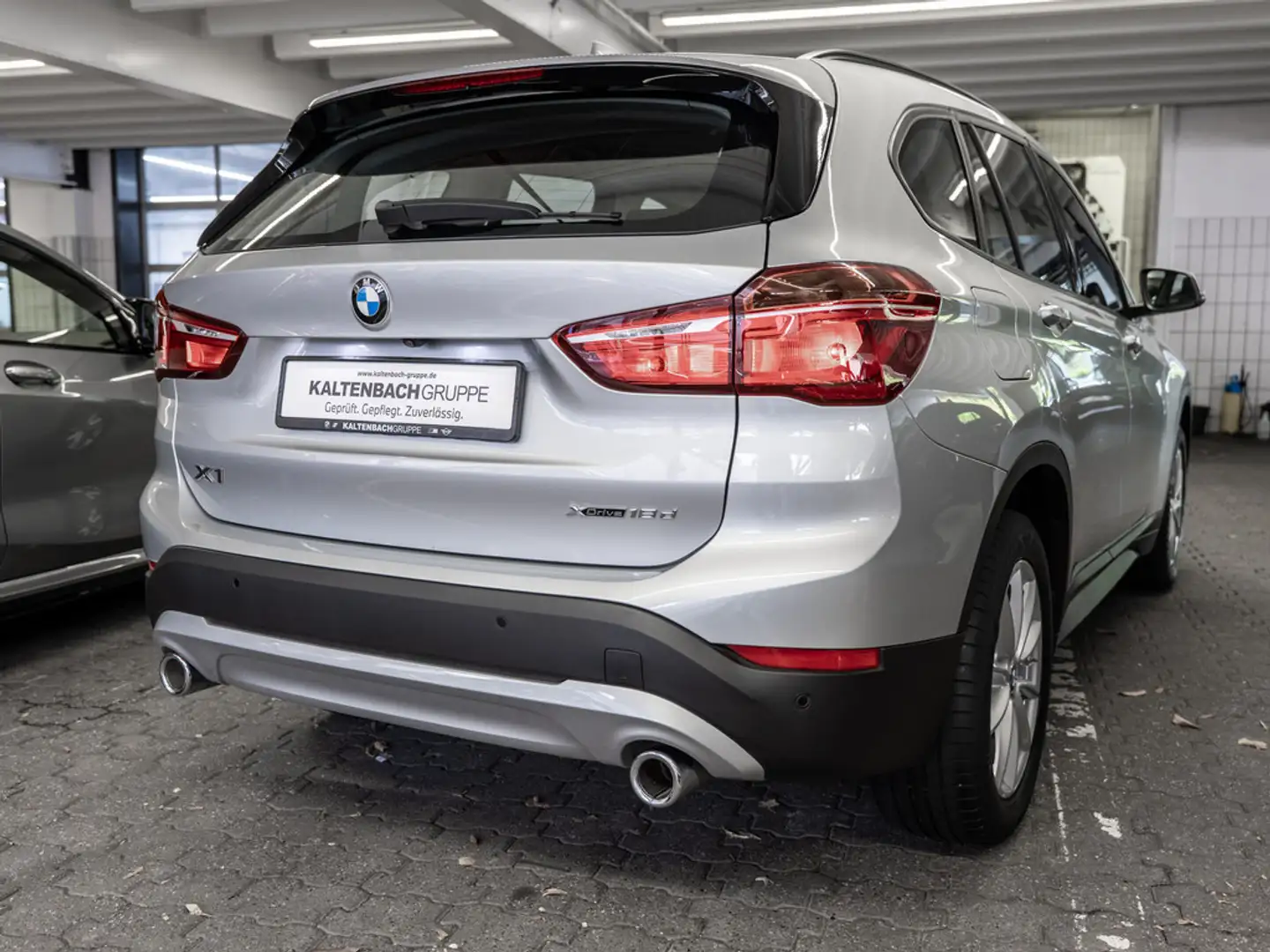 BMW X1 xDrive 18d Advantage FACEL. AHK NAVI SHZ Argent - 2