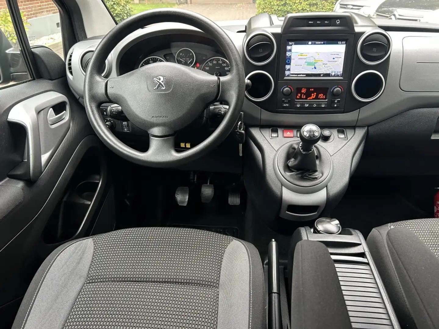 Peugeot Partner Tepee 1.2 110pk Navi, Camera, Trekhaak, Clima Grijs - 2