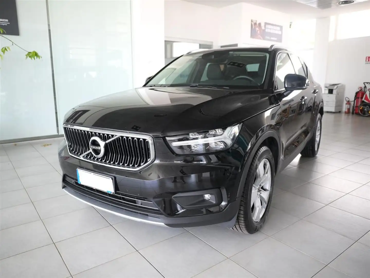 Volvo XC40 2.0 Momentum Pro 150 cv AWD 36 mesi di garanzia Negro - 1