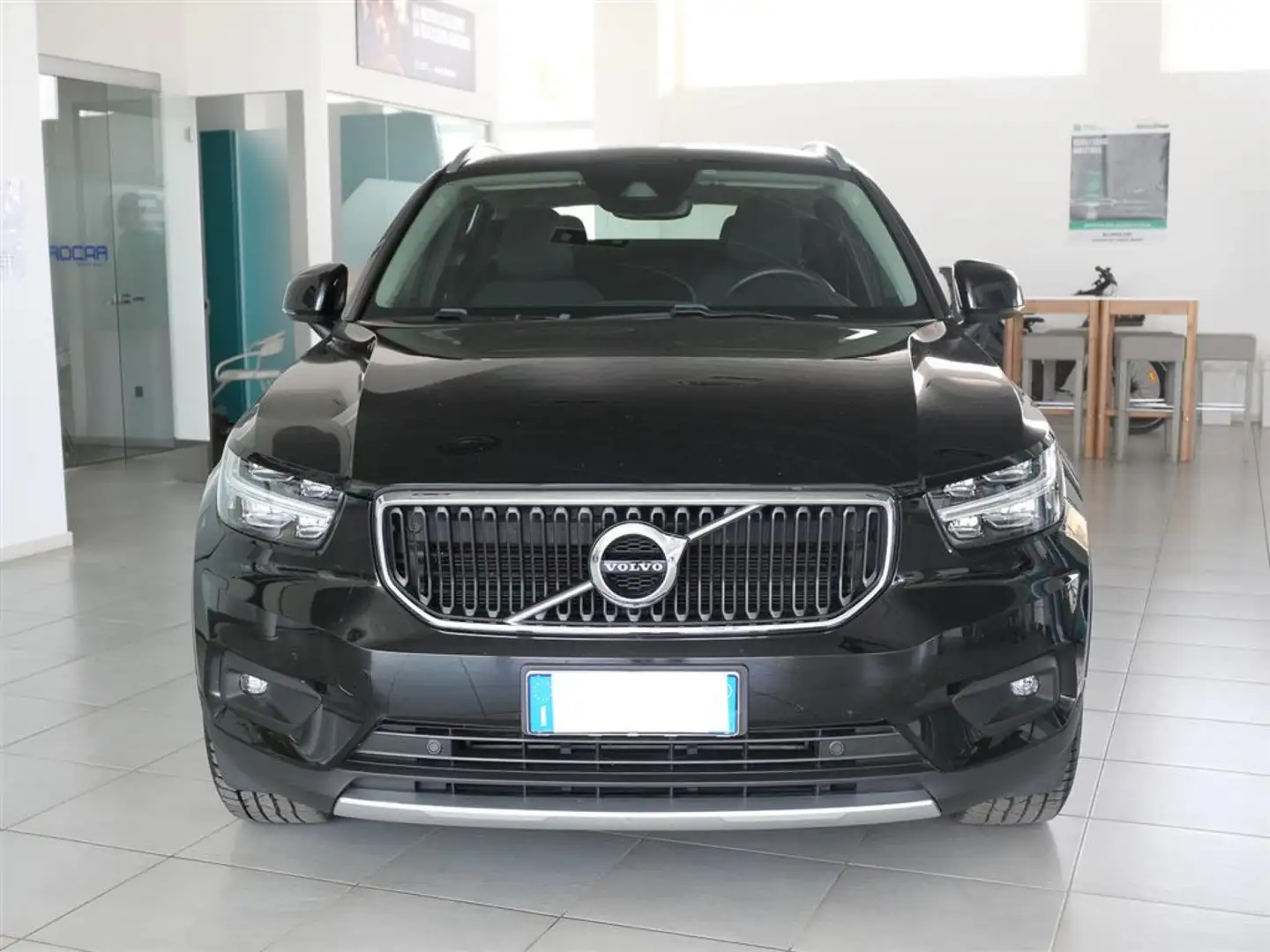 Volvo XC40 2.0 Momentum Pro 150 cv AWD 36 mesi di garanzia Negro - 2