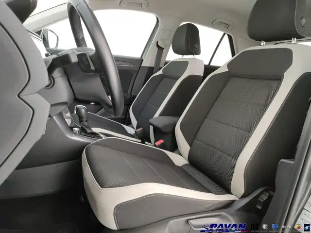 Volkswagen T-Roc view 10