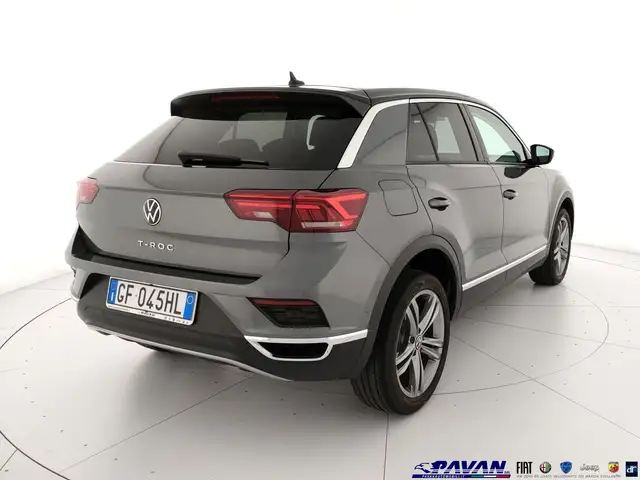 Volkswagen T-Roc view 3