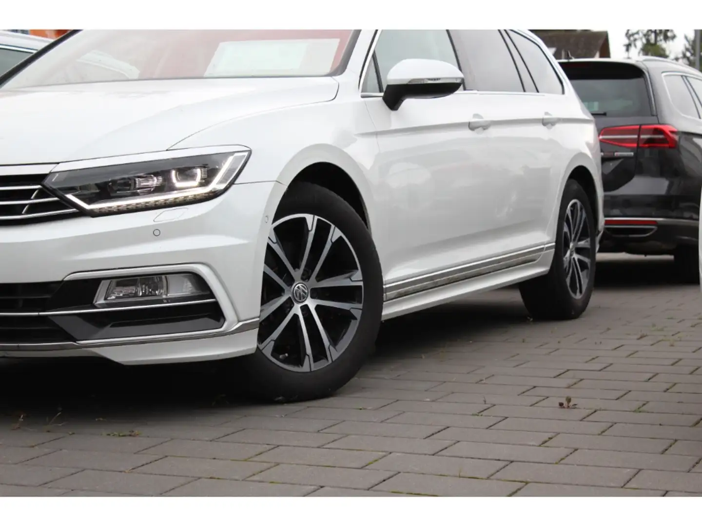 Volkswagen Passat Variant 2.0 TDI DSG R-Line LED Navi Kurvenlicht Massagesit Weiß - 2
