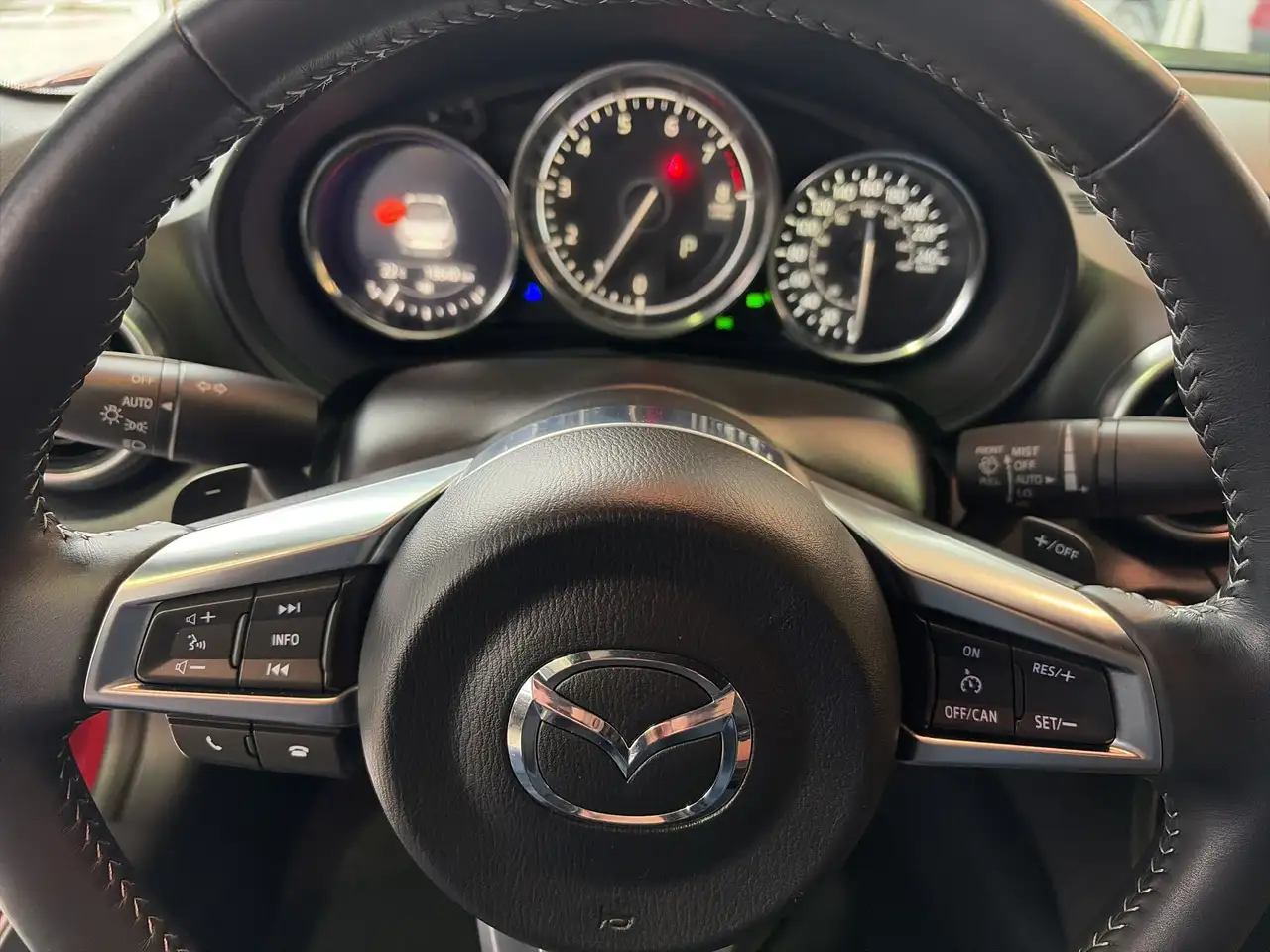 Mazda MX-5 Miata снимка Mazda MX-5 Miata