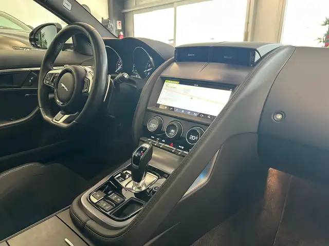Jaguar F-Type view 8