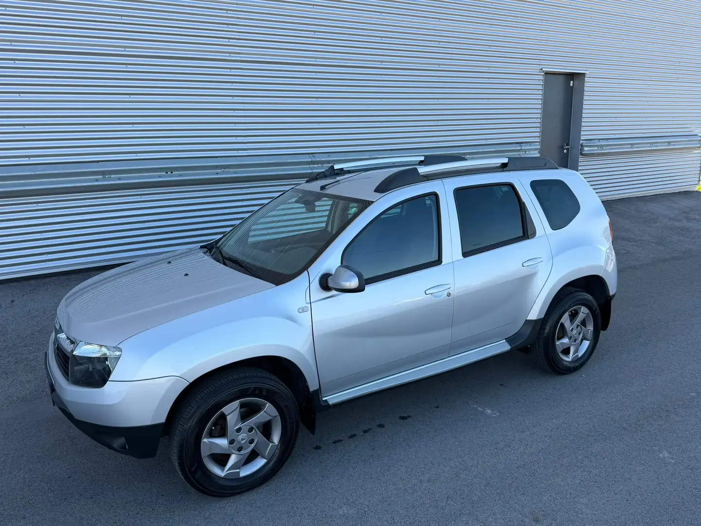Dacia Duster Laurèate dCi 110 DPF 4x4 ID:51 Silber - 1