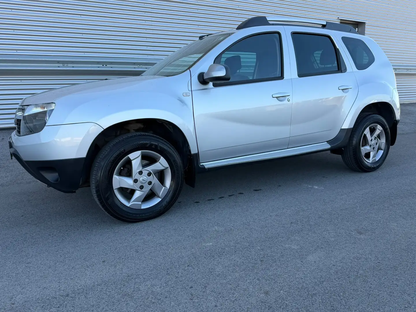 Dacia Duster Laurèate dCi 110 DPF 4x4 ID:51 Silber - 2