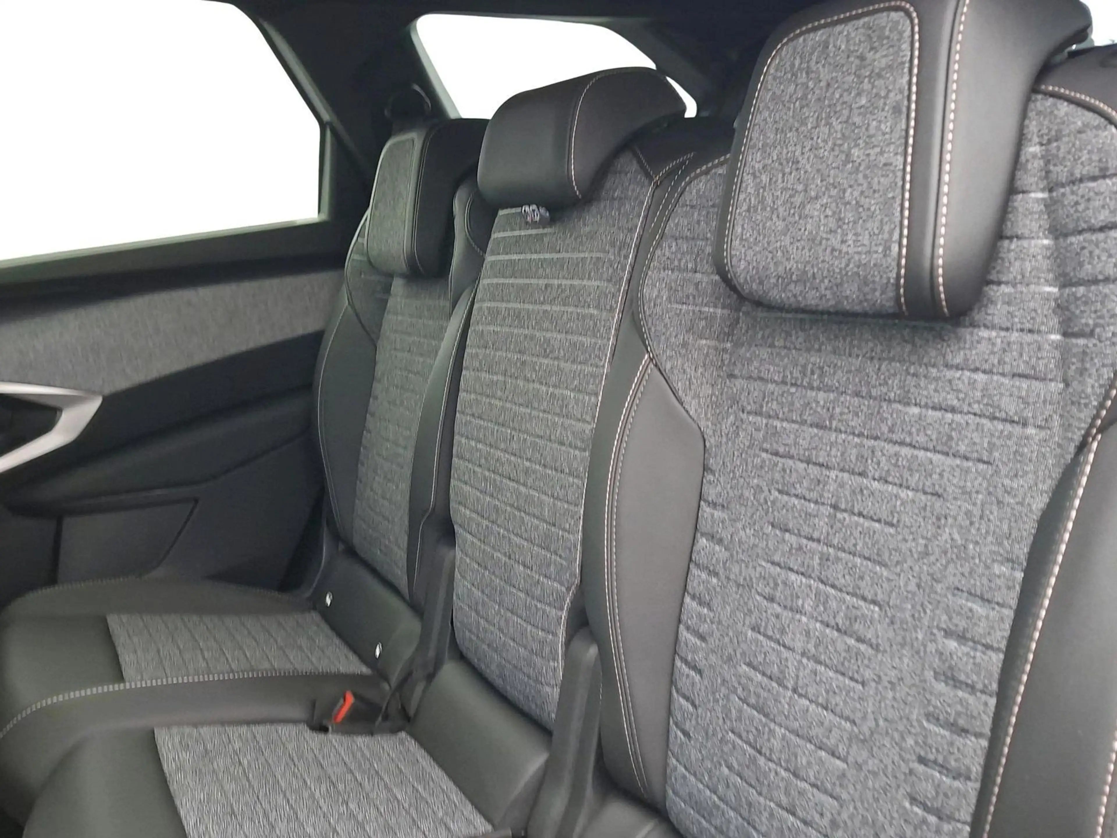 Peugeot 5008 Allure Business Hybrid 145 e-DSC6 — photo 8