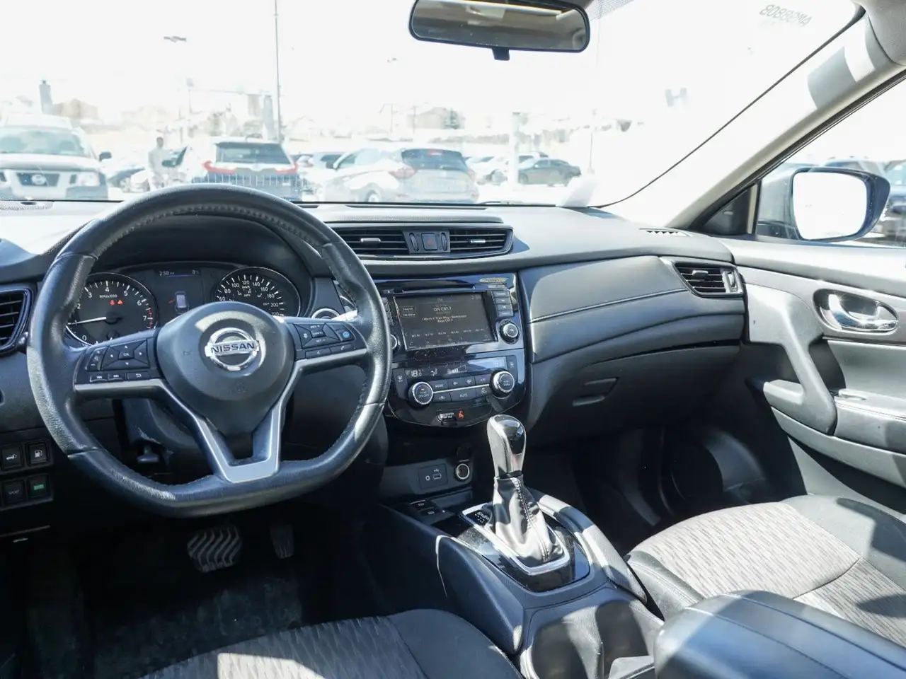 Nissan Rogue снимка Nissan Rogue