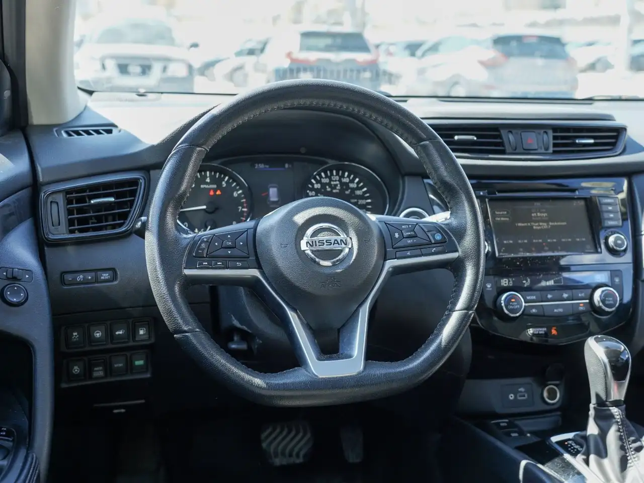 Nissan Rogue снимка Nissan Rogue