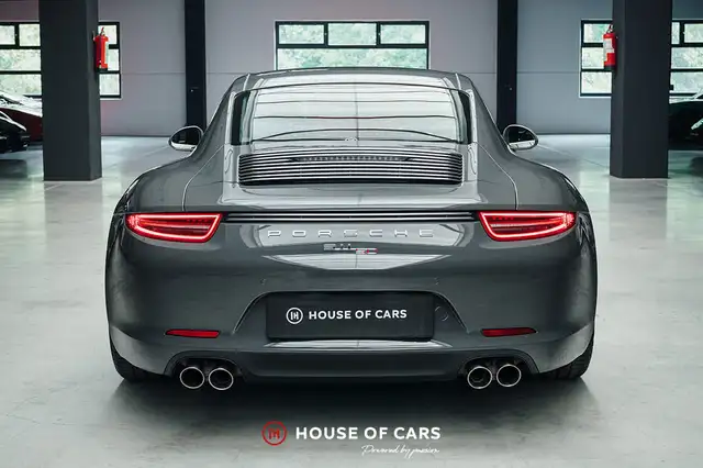 Porsche 911 view 8