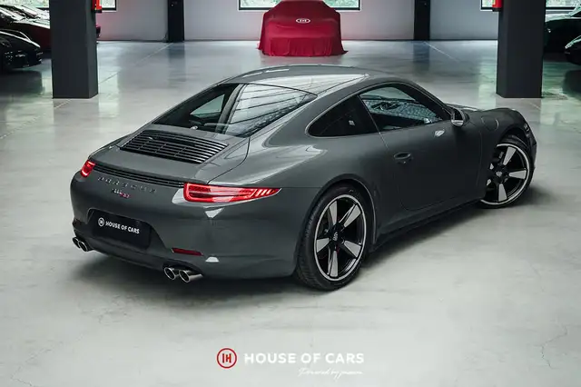 Porsche 911 view 7