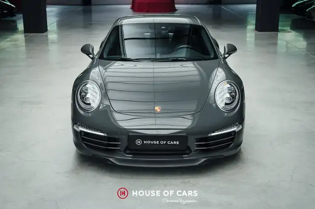 Porsche 911 view 3
