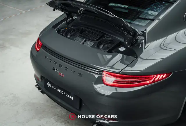 Porsche 911 view 13