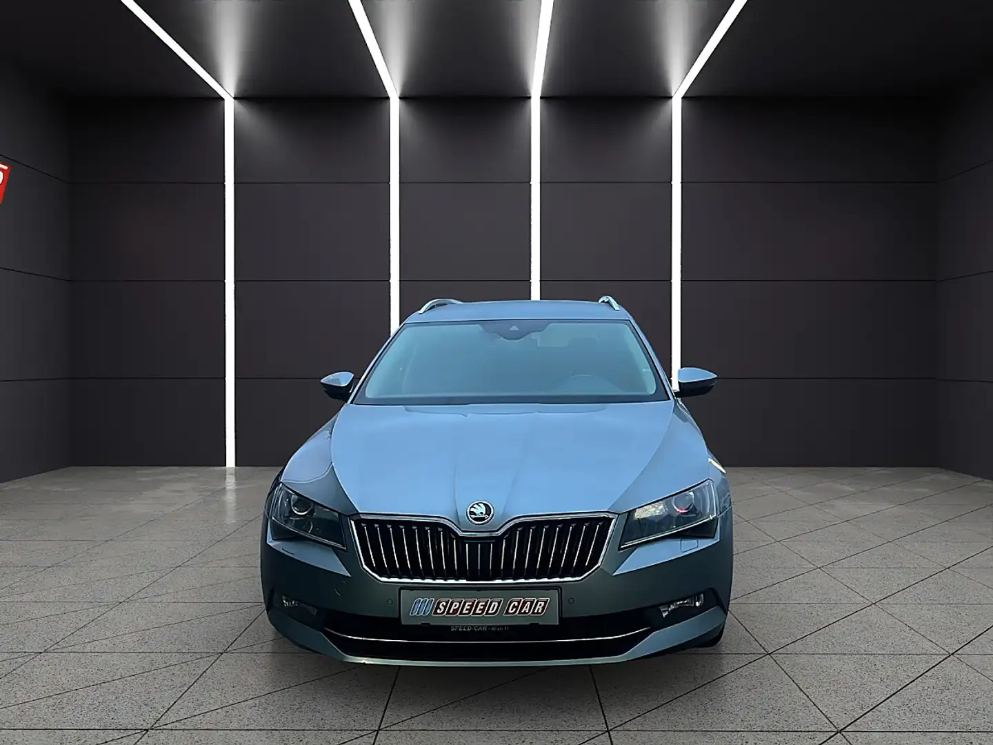 Skoda Superb Kombi 2,0 TDI Style Grau - 2