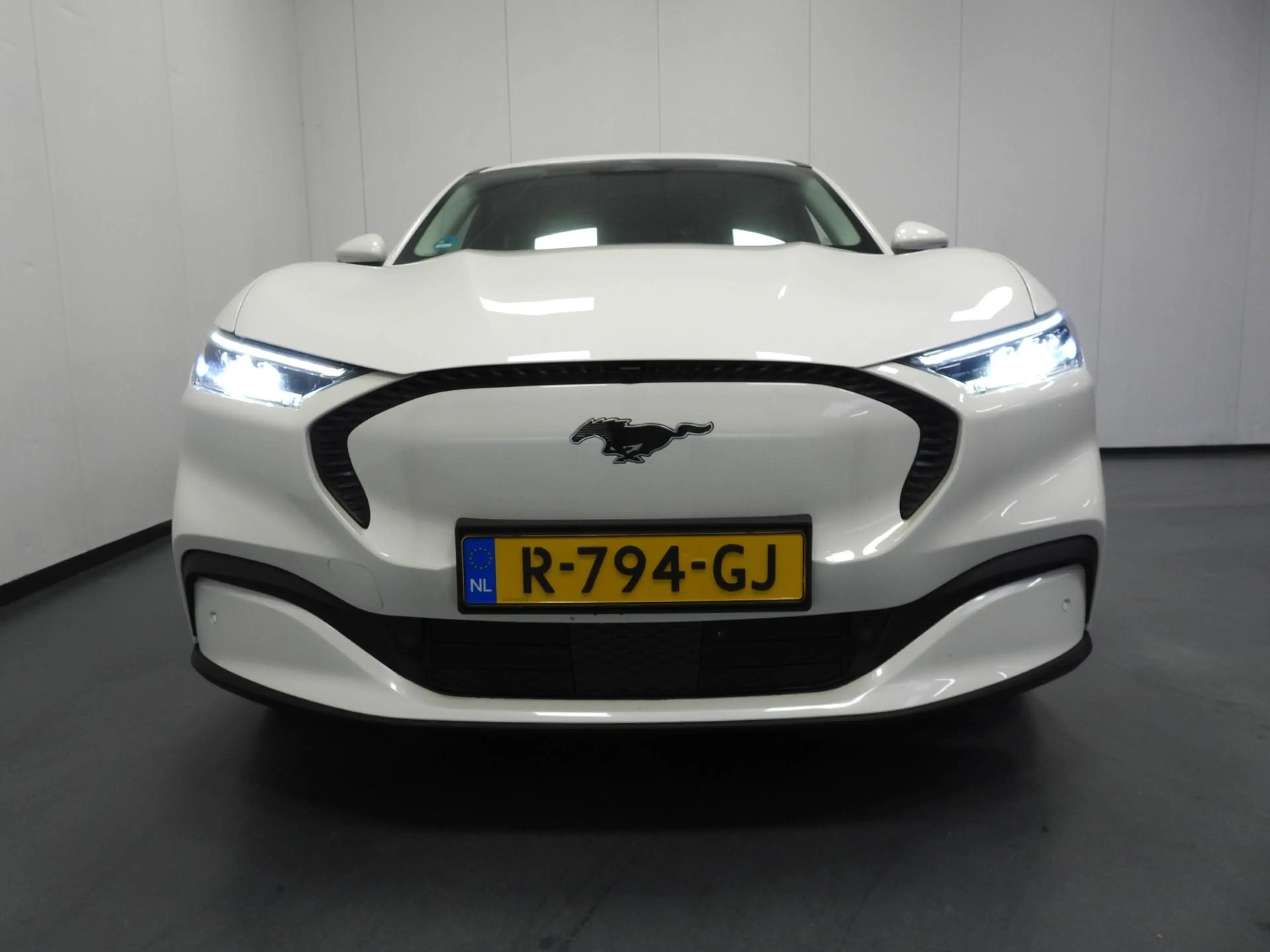 Ford Mustang Mach-E RWD 75 kWh LEER/NAVI/360CAM/LED/B&O/18"LMV! — photo 42