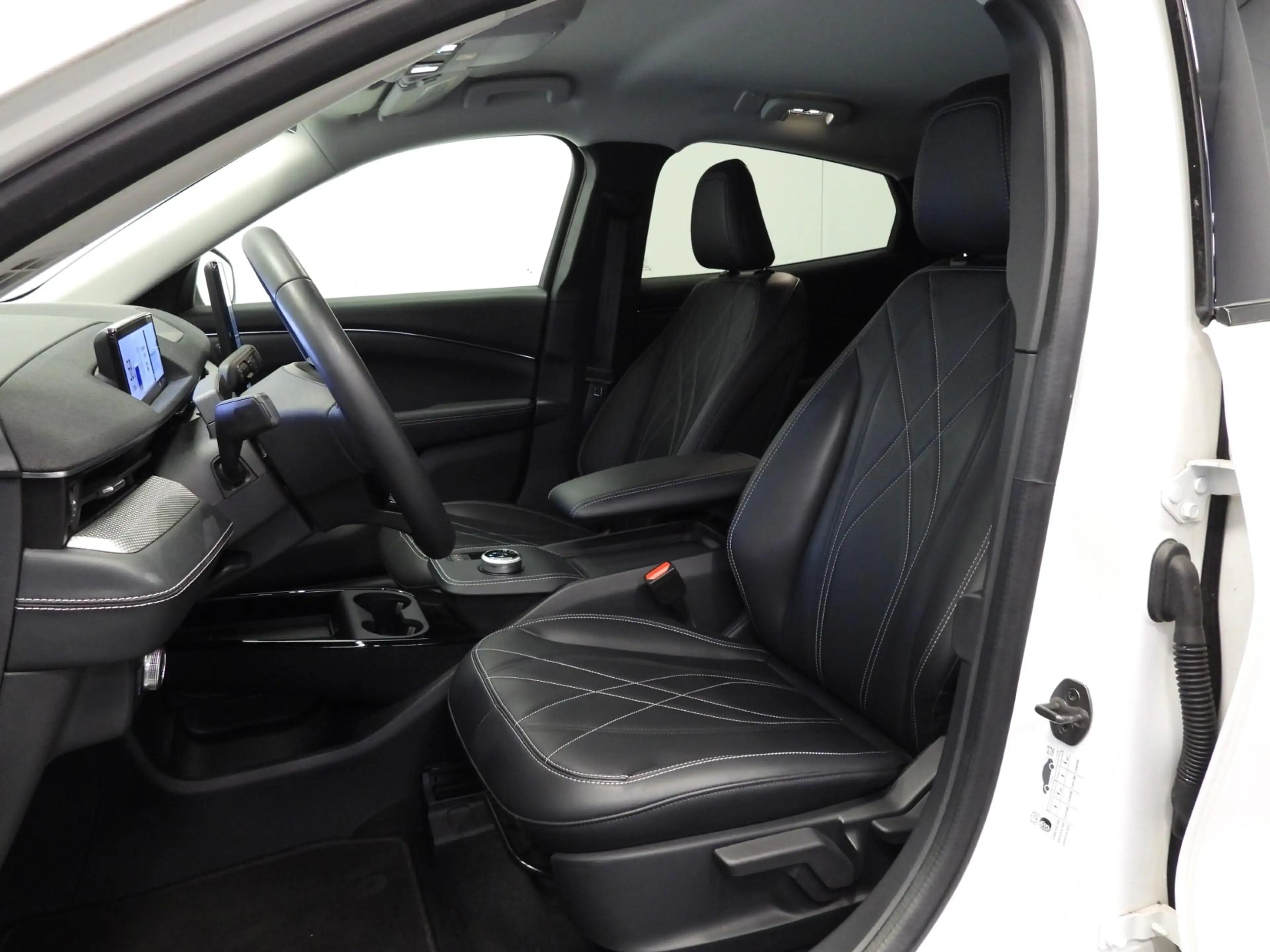 Ford Mustang Mach-E RWD 75 kWh LEER/NAVI/360CAM/LED/B&O/18"LMV! — photo 28