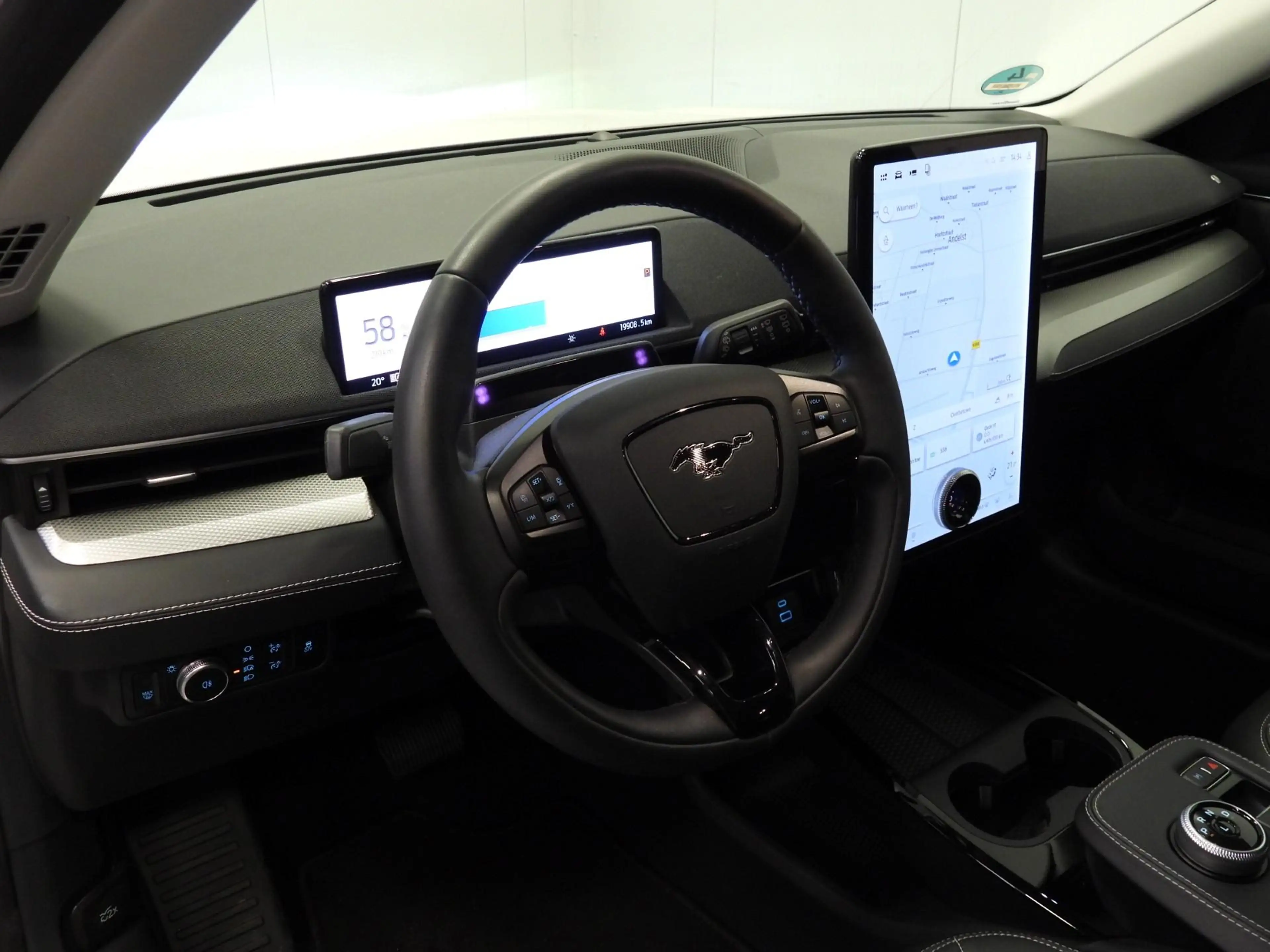 Ford Mustang Mach-E RWD 75 kWh LEER/NAVI/360CAM/LED/B&O/18"LMV! — photo 4
