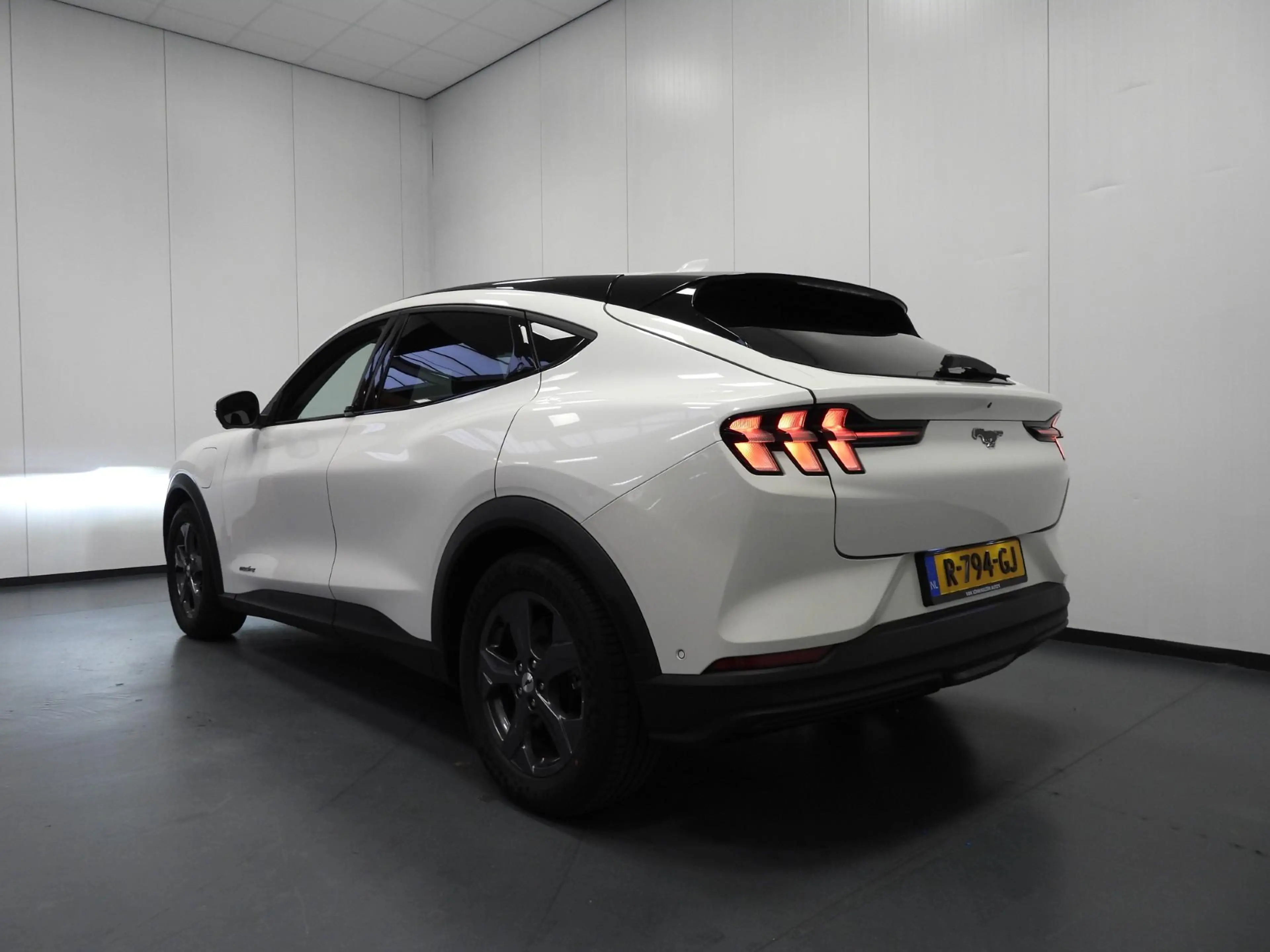 Ford Mustang Mach-E RWD 75 kWh LEER/NAVI/360CAM/LED/B&O/18"LMV! — photo 3