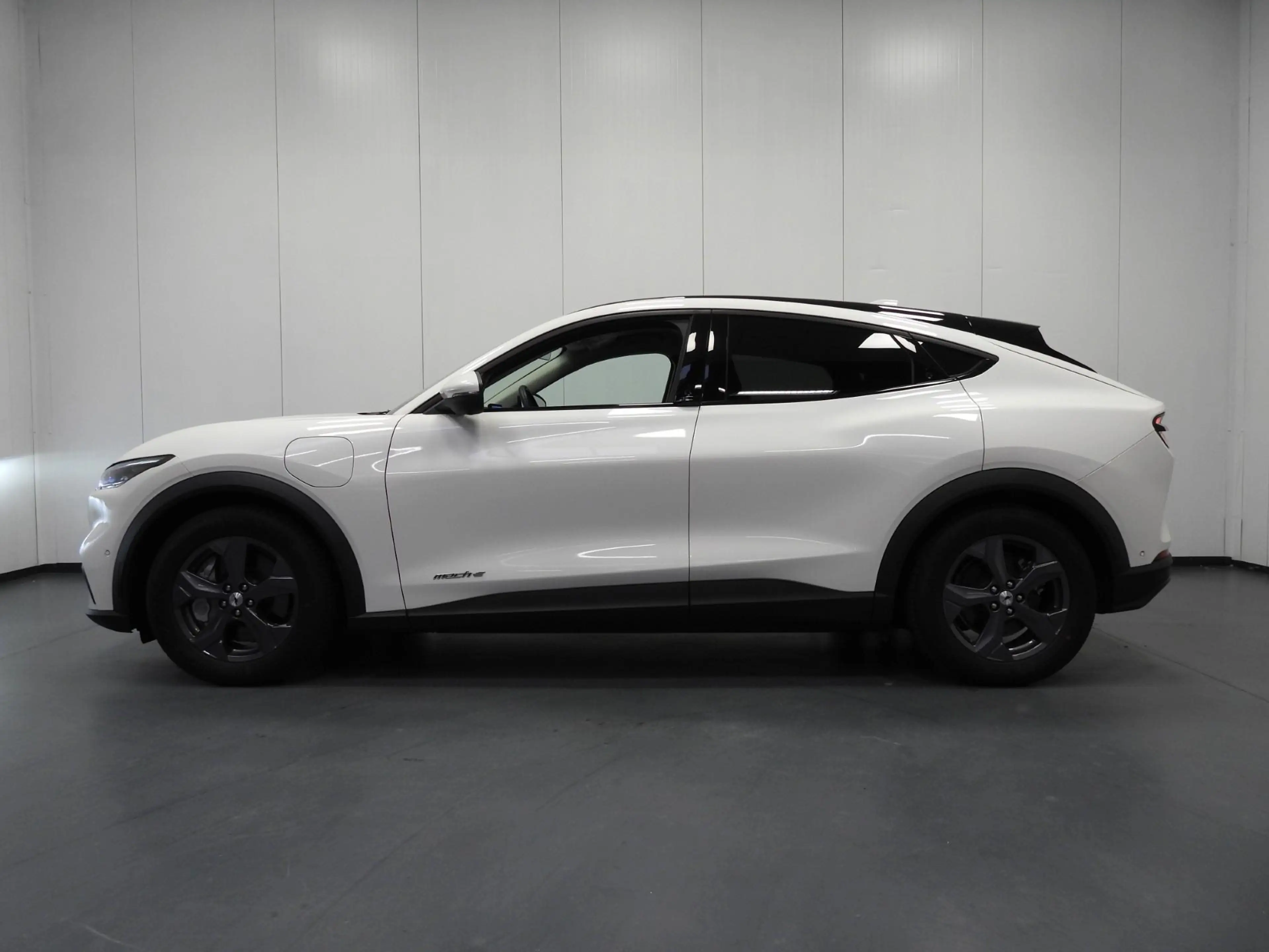 Ford Mustang Mach-E RWD 75 kWh LEER/NAVI/360CAM/LED/B&O/18"LMV! — photo 2