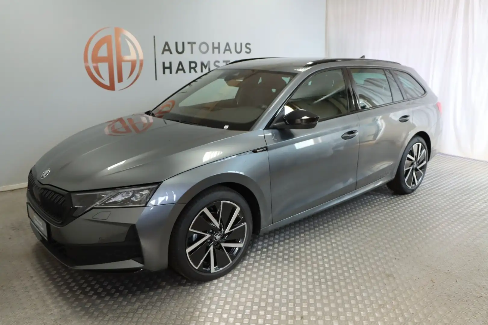 Skoda Octavia Combi 1.5 TSI Sportline Matrix AHK Navi Grijs - 2
