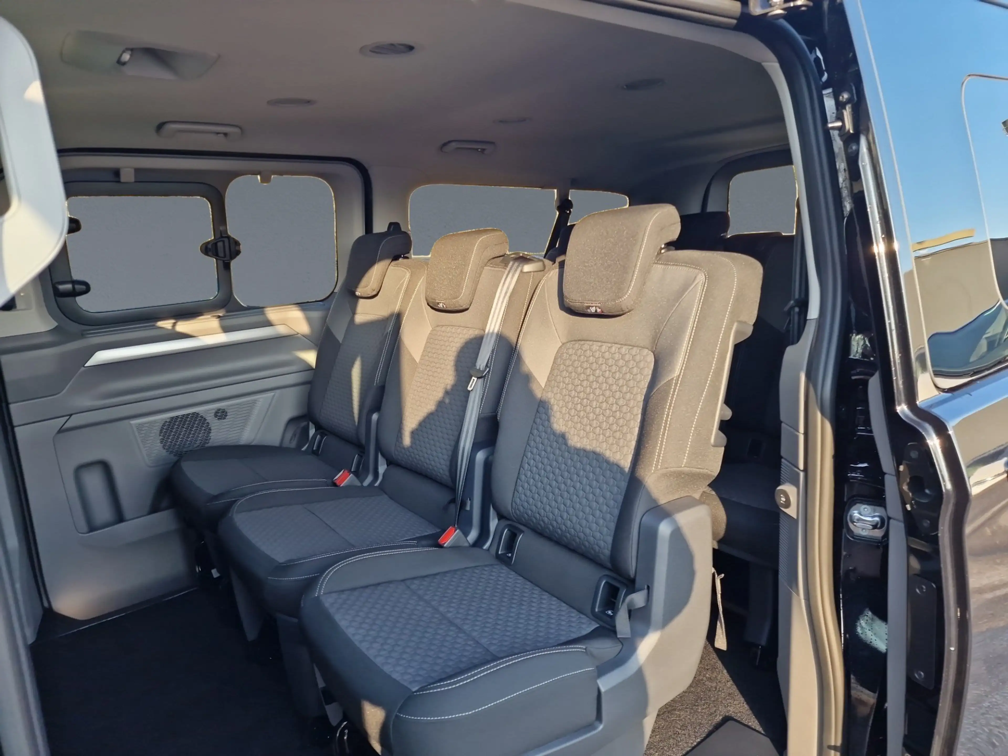 Volkswagen T7 Caravelle 2.0 TDI 4Mot. Style LR IQ.Light 9-SITZER — photo 13