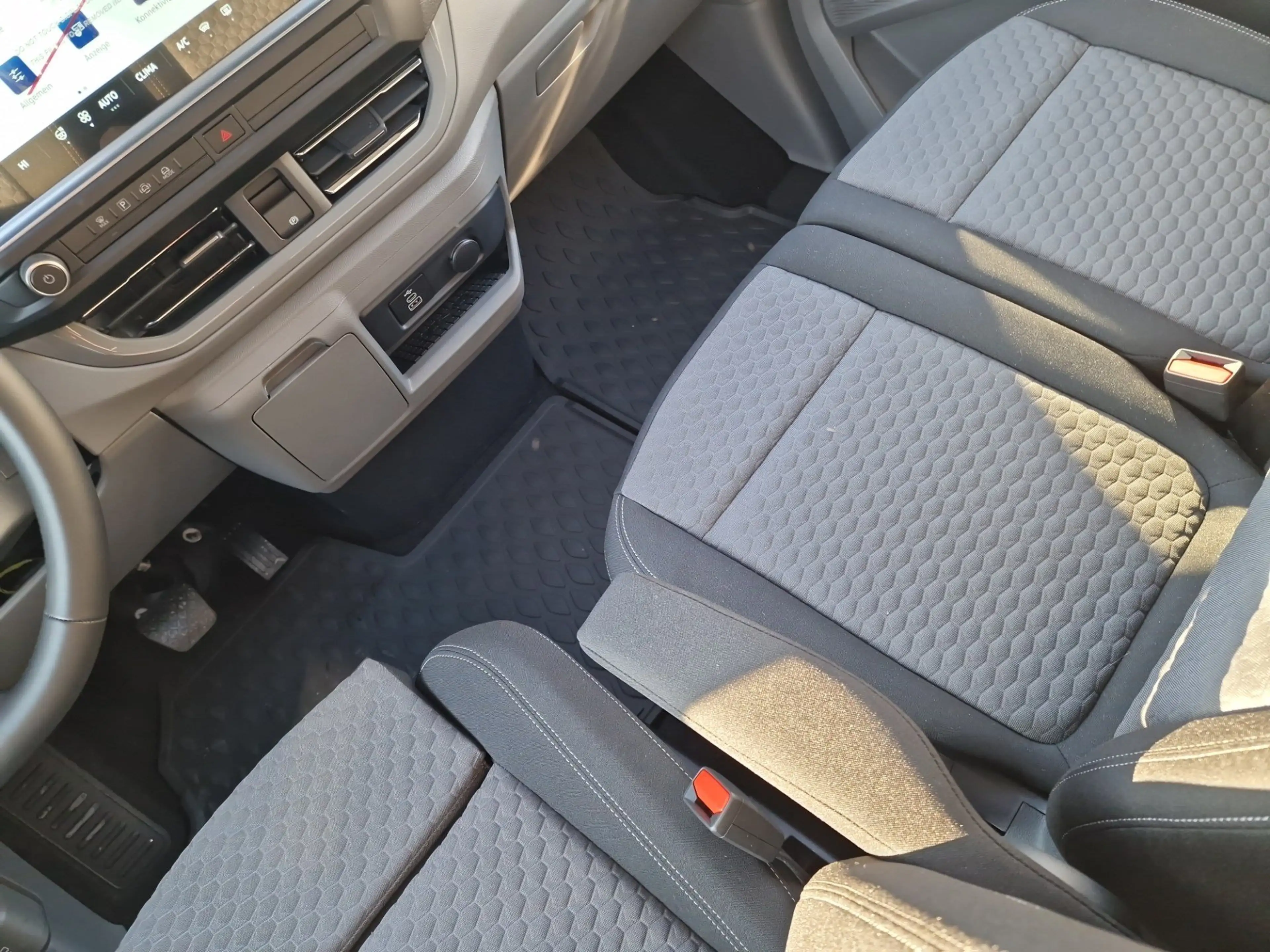 Volkswagen T7 Caravelle 2.0 TDI 4Mot. Style LR IQ.Light 9-SITZER — photo 11