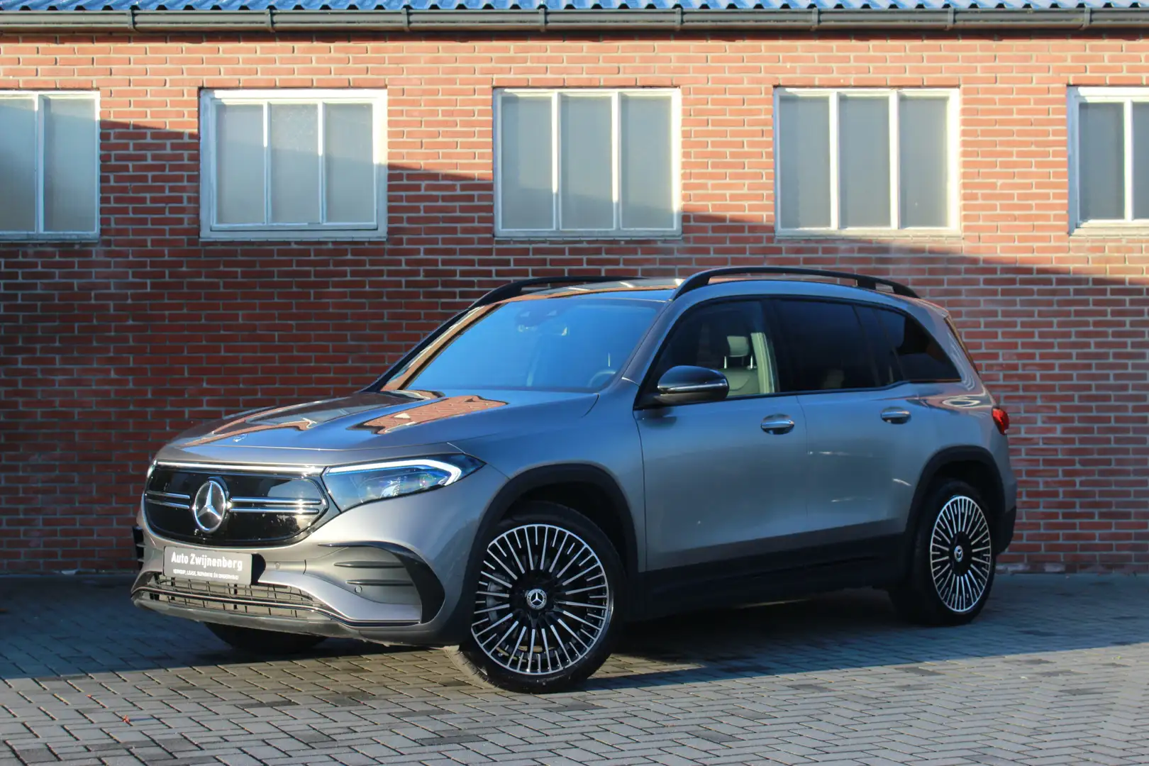 Mercedes-Benz EQB 250 AMG Line | Pano | Leder | Cruise | Gris - 1