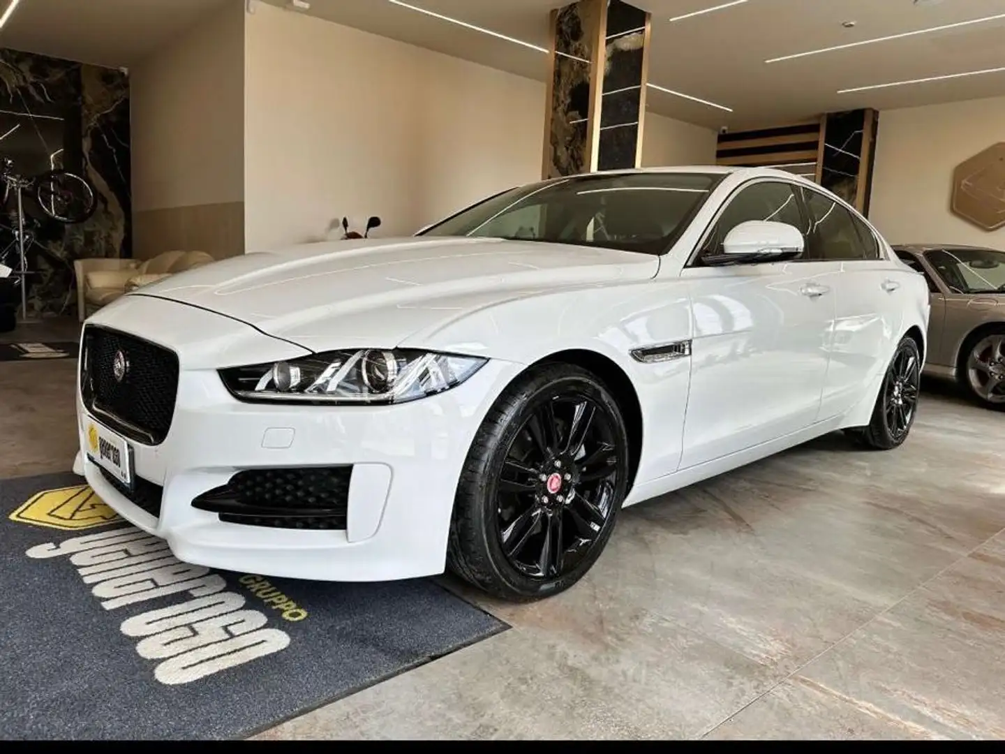 Jaguar XE XE 2.0d R-Sport 180cv auto Bílá - 1