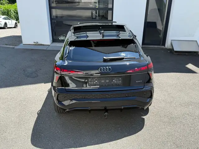 Audi Q3 view 10