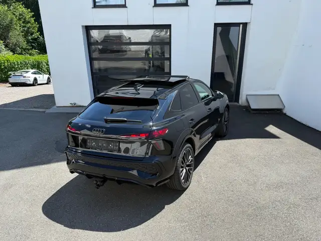 Audi Q3 view 8