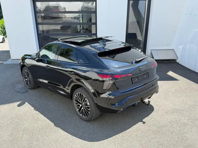 Audi Q3 view 7