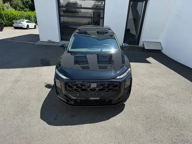 Audi Q3 view 5