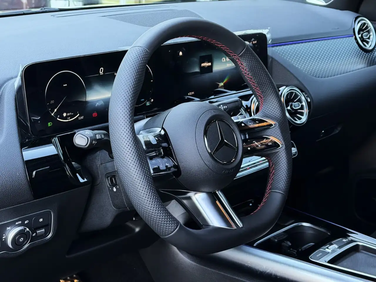 Mercedes-Benz GLA снимка Mercedes-Benz GLA
