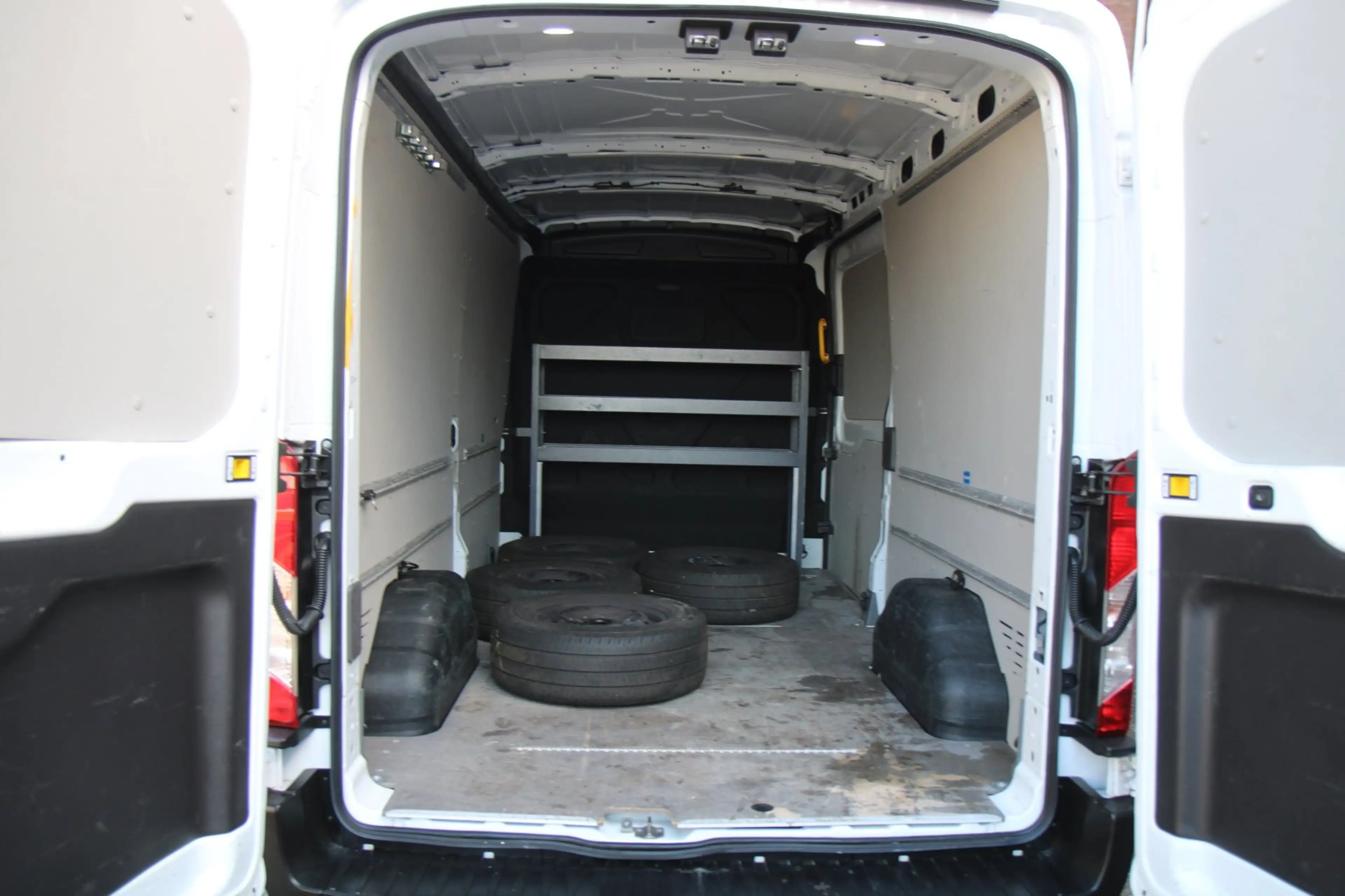 Ford Transit 350 2.0 TDCI 130PK L3H2 Trend / Camera / App conne — photo 7