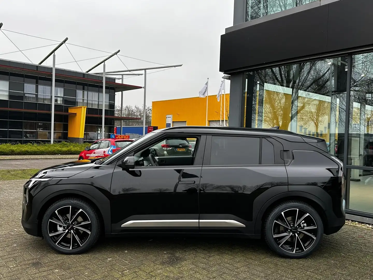 Kia EV3 Plus Advanced 81.4 kWh AIRCO | NAVIGATIE | LM VELG Zwart - 2
