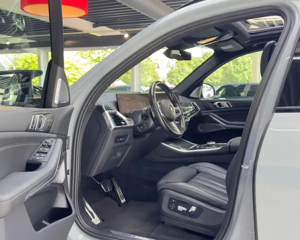 BMW X5 M view 10