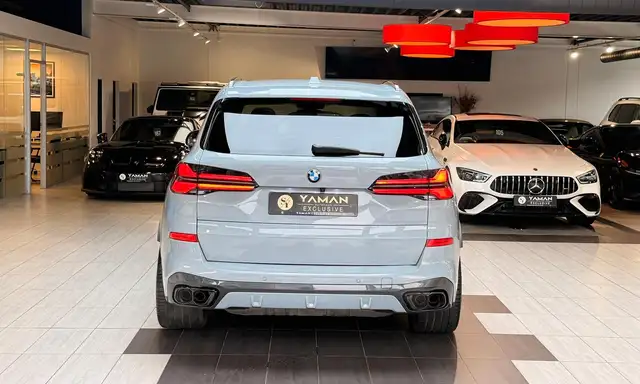 BMW X5 M view 6