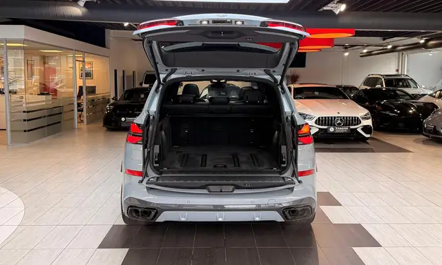 BMW X5 M view 9