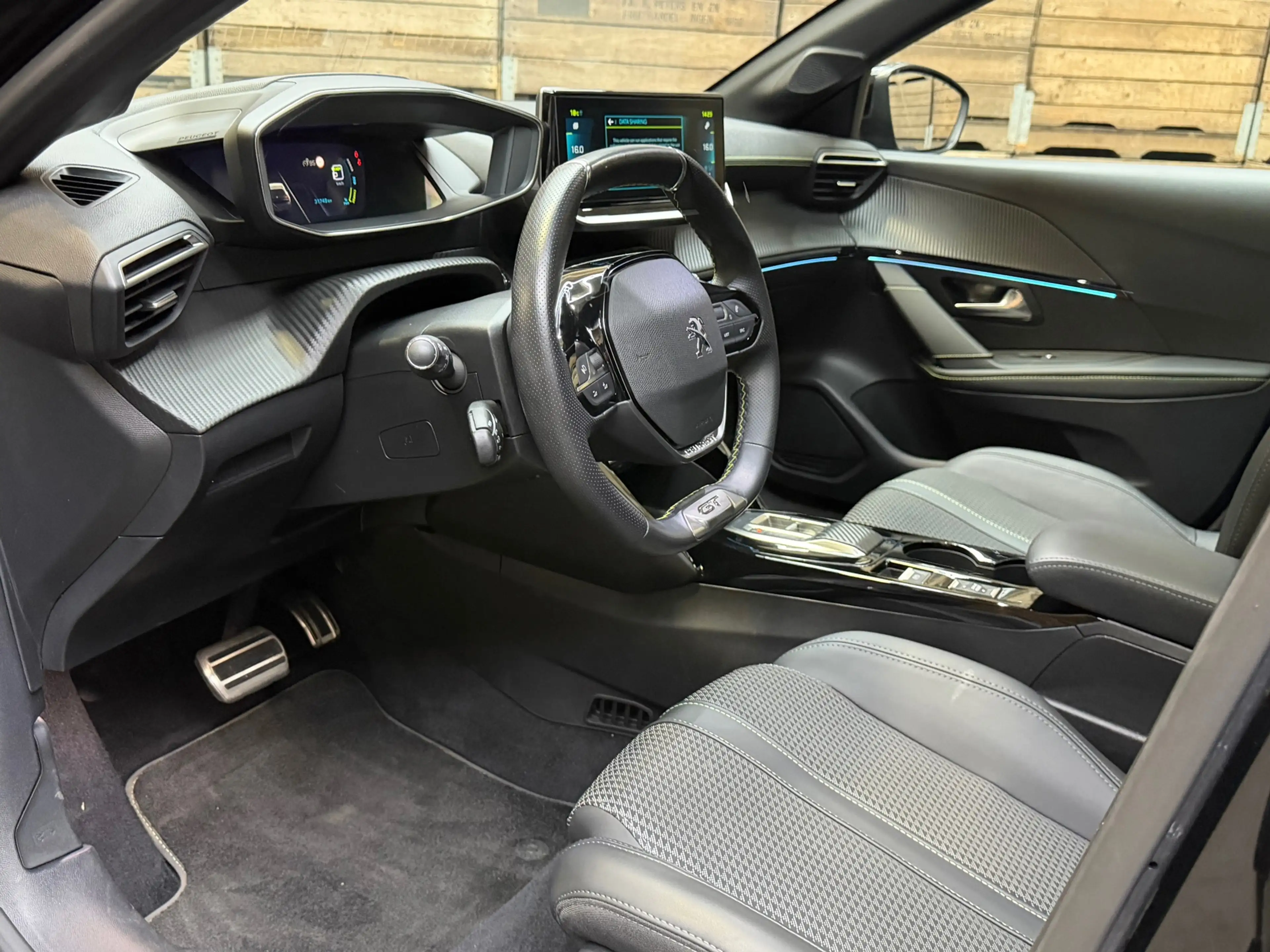 Peugeot e-208 EV GT 350 50 kWh 17"LM, Panorama, Camera, Cruise C — photo 3