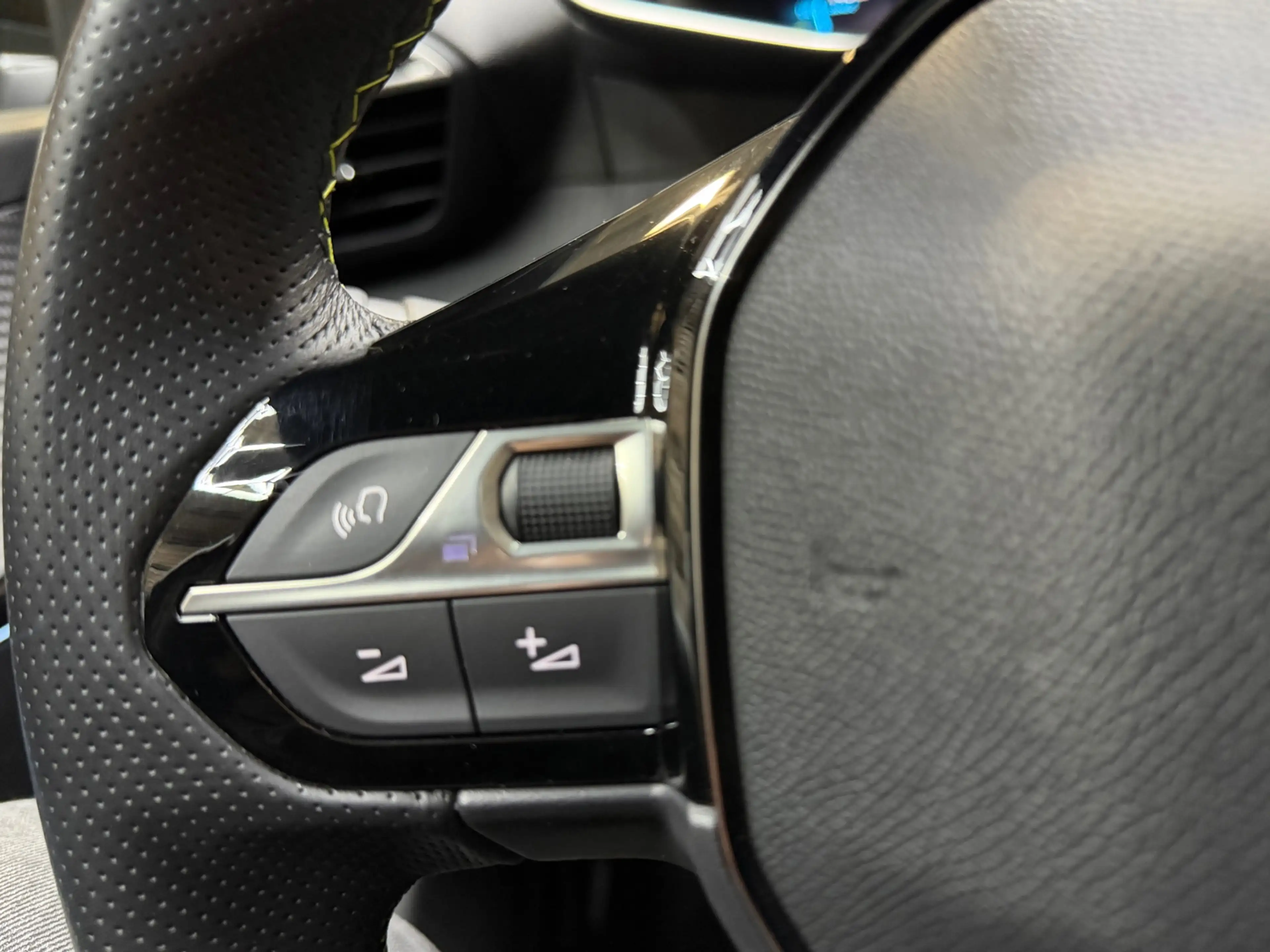 Peugeot e-208 EV GT 350 50 kWh 17"LM, Panorama, Camera, Cruise C — photo 10