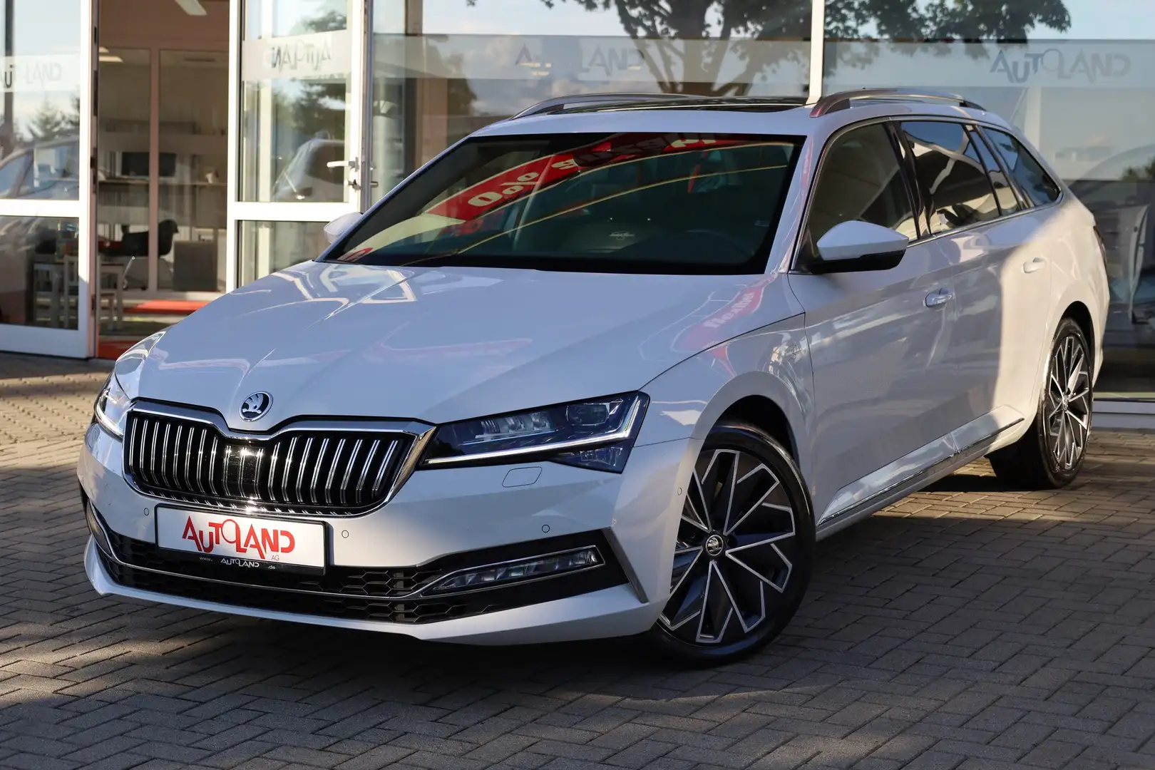 Skoda Superb Combi 2.0 L&K 4x4 LED ACC Navi PDC DAB Weiß - 2