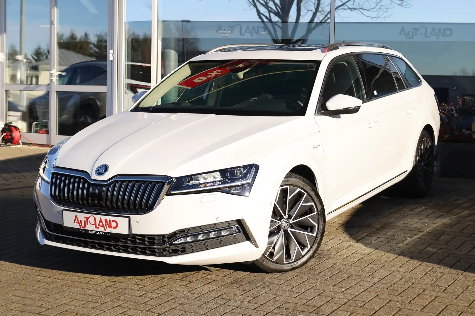 Skoda Superb Combi 2.0 L&K 4x4 LED ACC Navi PDC DAB Weiß - 2