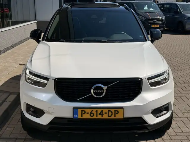 Volvo XC40 view 11