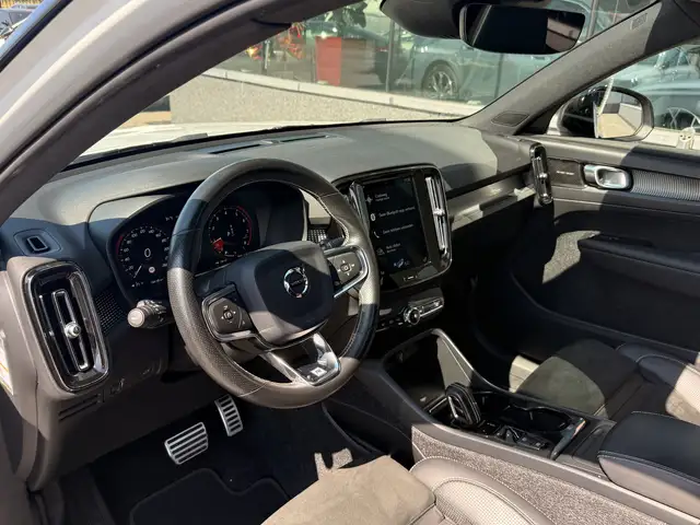 Volvo XC40 view 2