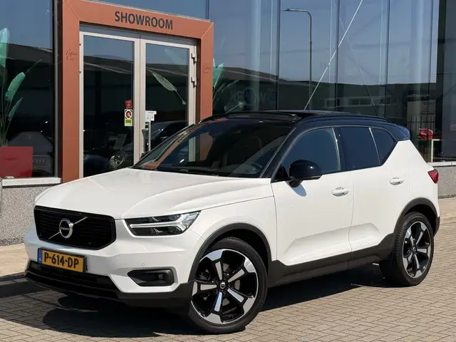 Volvo XC40 view 3